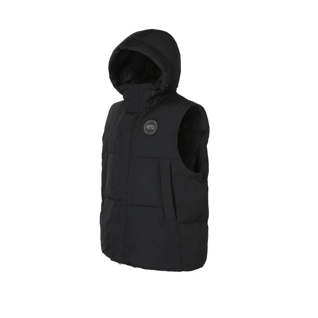 P740 Big Goose Logo Hooded Down Vest Fabric selection: The use of high-quality protective nylon fabric not only enhances the wear resistance of the surface, but also takes into account wind resistance, ensuring excellent performance in various harsh weather conditions.  90 national standard high-quality white duck down: selected high-loft down, weighing 170g, light and warm, with excellent temperature locking performance and good resilience.  Three-dimensional quilting process: Precision thread reinforcement to prevent velvet drilling and ensure that the fluffy and resilient elasticity lasts as new.  Details: Use polyester as the base for woven webbing, and use high-precision computer embroidery to decorate the brand letters on the webbing. The edges of the pattern are clear, the stitches are fine and even, and multiple layers of embroidery threads are stacked to enhance the three-dimensional effect. Accessories: One-to-one customized logo One-to-one customized zipper pendant One-to-one customized hem elastic buckle One-to-one customized snap button SIZE: S M L XL